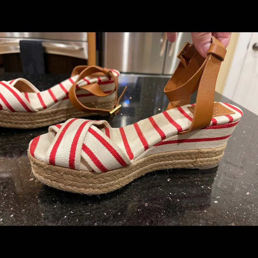 TORY BURCH 9 NAUTICAL RED WHITE CANVAS WITH LIGHT BROWN STRAPS PLATFORM SANDALS - Picture 1 of 13